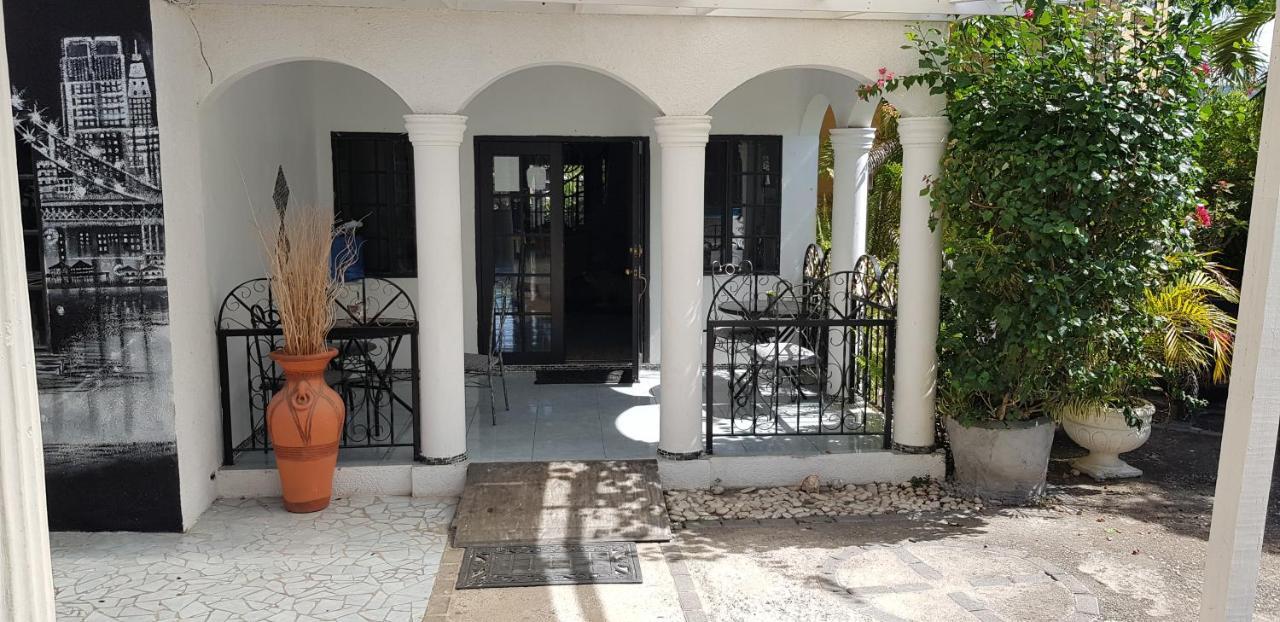 Little Savoy Guest House New Runaway Bay Ngoại thất bức ảnh