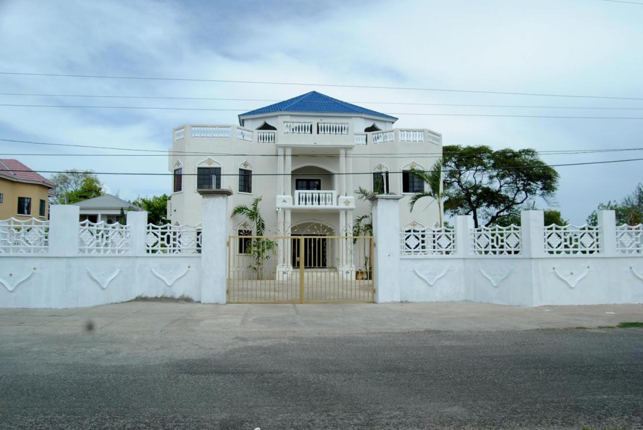 Little Savoy Guest House New Runaway Bay Ngoại thất bức ảnh