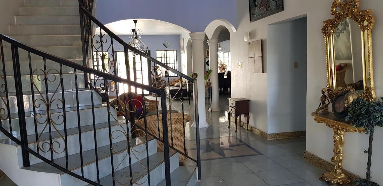 Little Savoy Guest House New Runaway Bay Ngoại thất bức ảnh