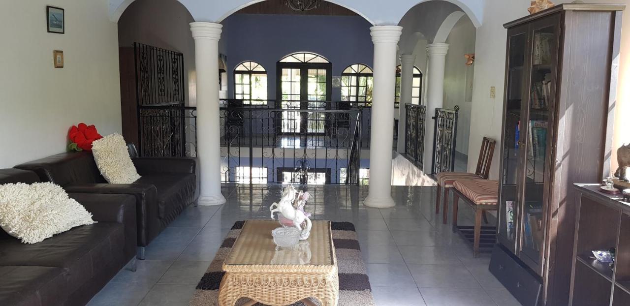 Little Savoy Guest House New Runaway Bay Ngoại thất bức ảnh