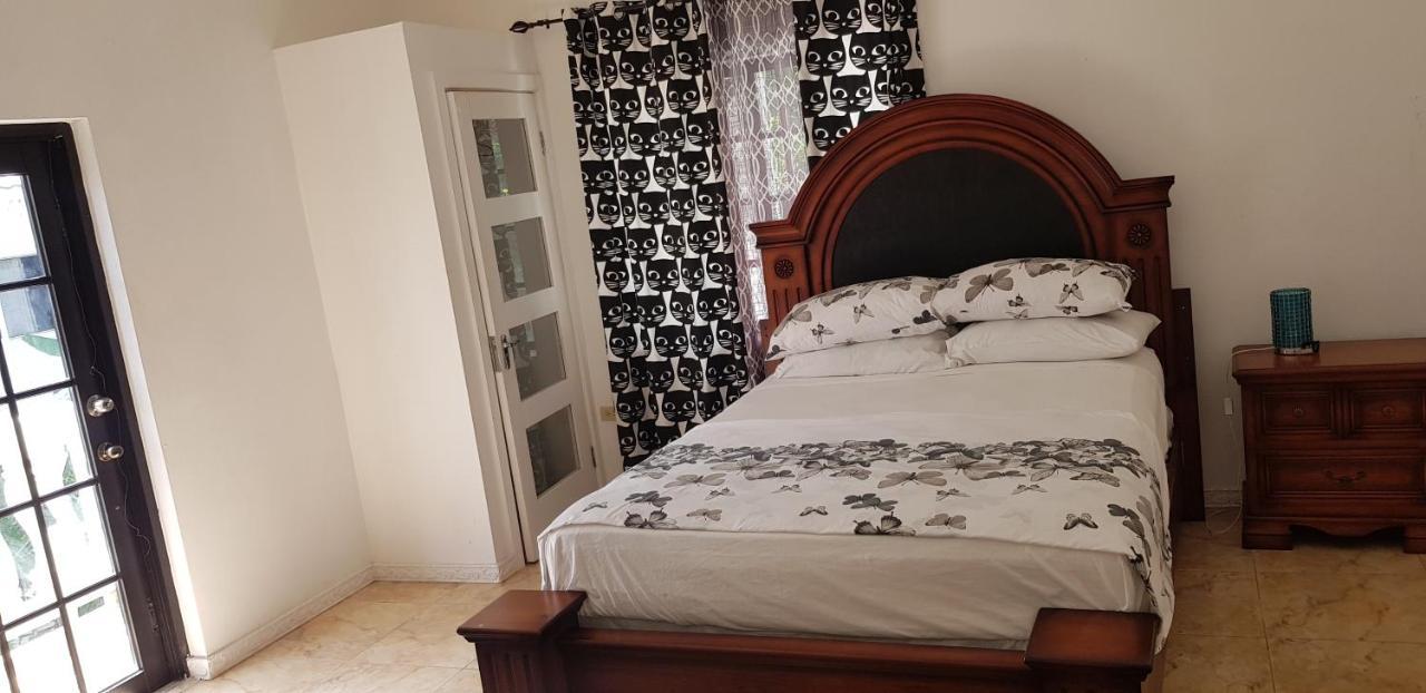 Little Savoy Guest House New Runaway Bay Ngoại thất bức ảnh