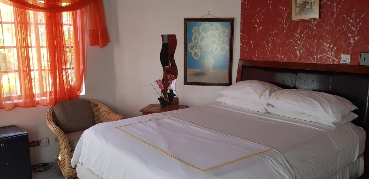 Little Savoy Guest House New Runaway Bay Ngoại thất bức ảnh