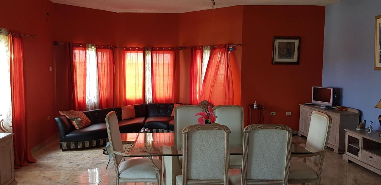 Little Savoy Guest House New Runaway Bay Ngoại thất bức ảnh