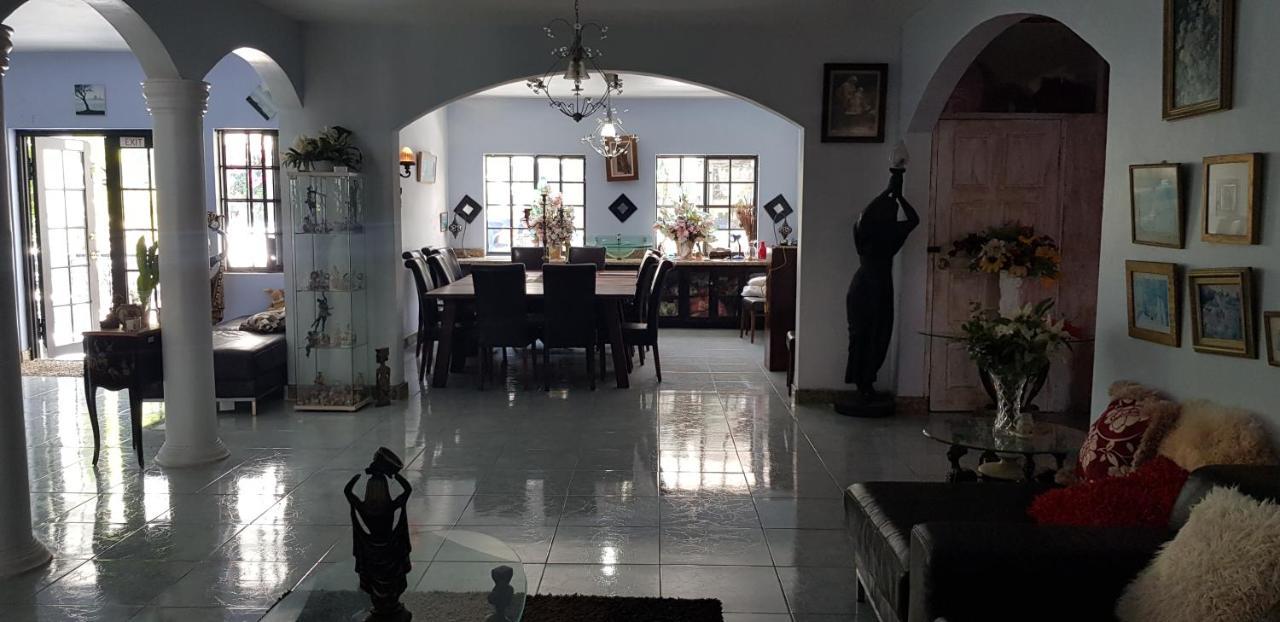 Little Savoy Guest House New Runaway Bay Ngoại thất bức ảnh
