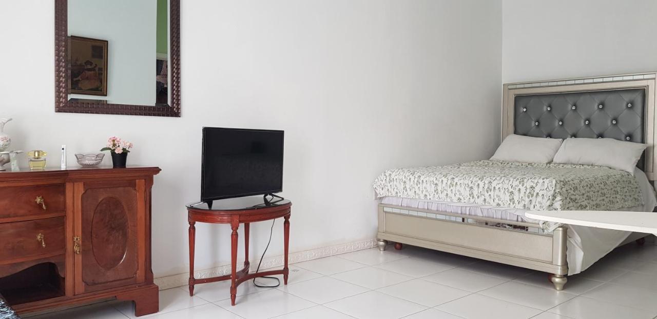 Little Savoy Guest House New Runaway Bay Ngoại thất bức ảnh