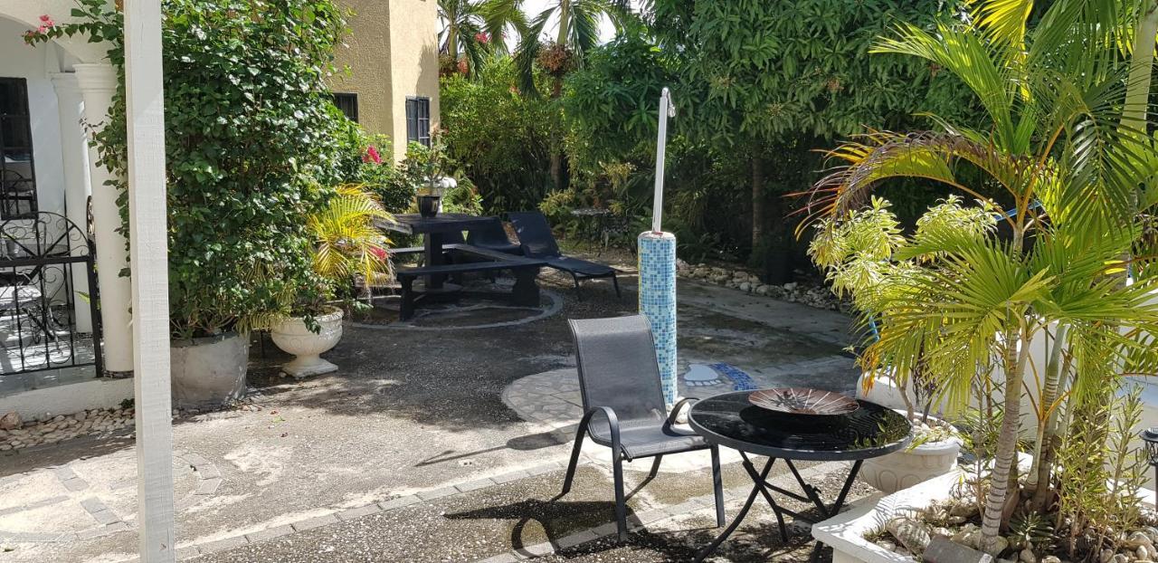 Little Savoy Guest House New Runaway Bay Ngoại thất bức ảnh