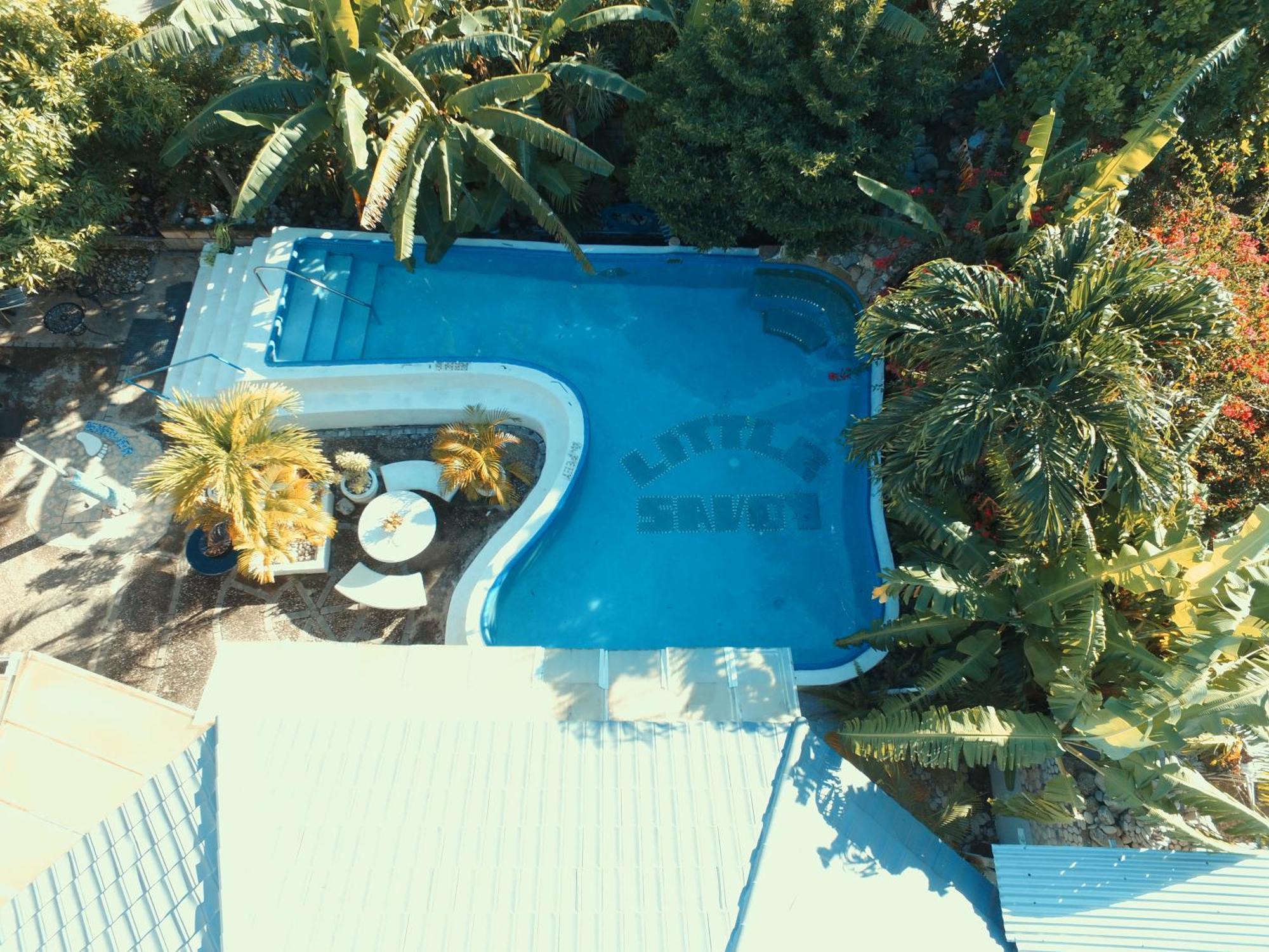 Little Savoy Guest House New Runaway Bay Ngoại thất bức ảnh