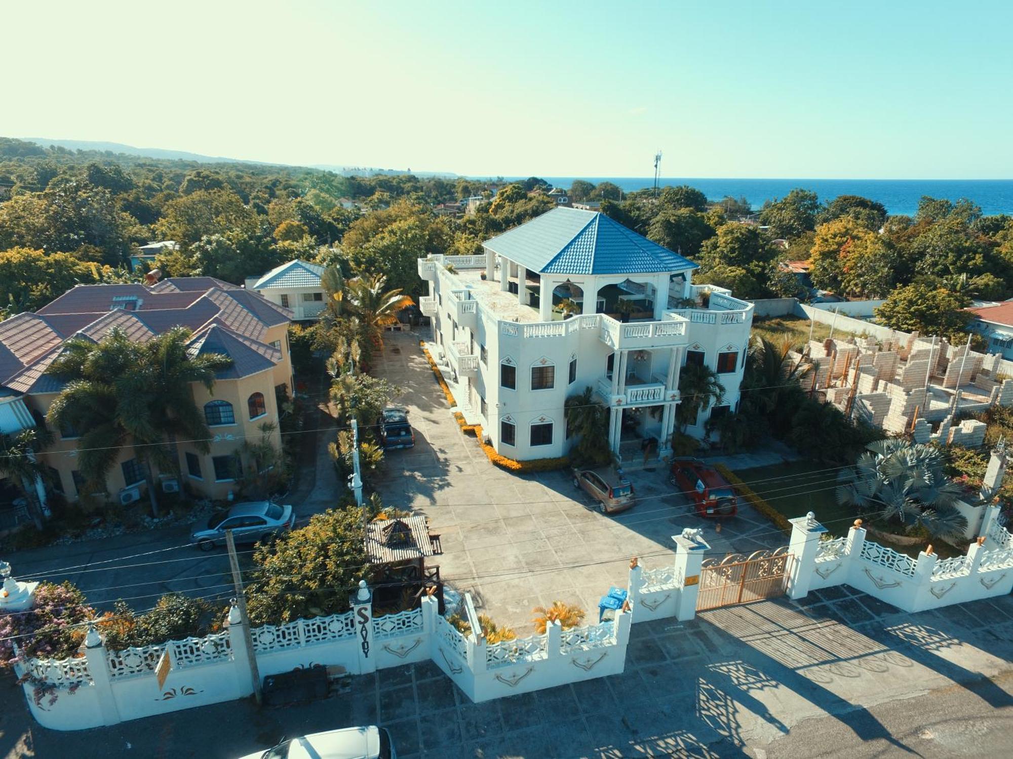 Little Savoy Guest House New Runaway Bay Ngoại thất bức ảnh