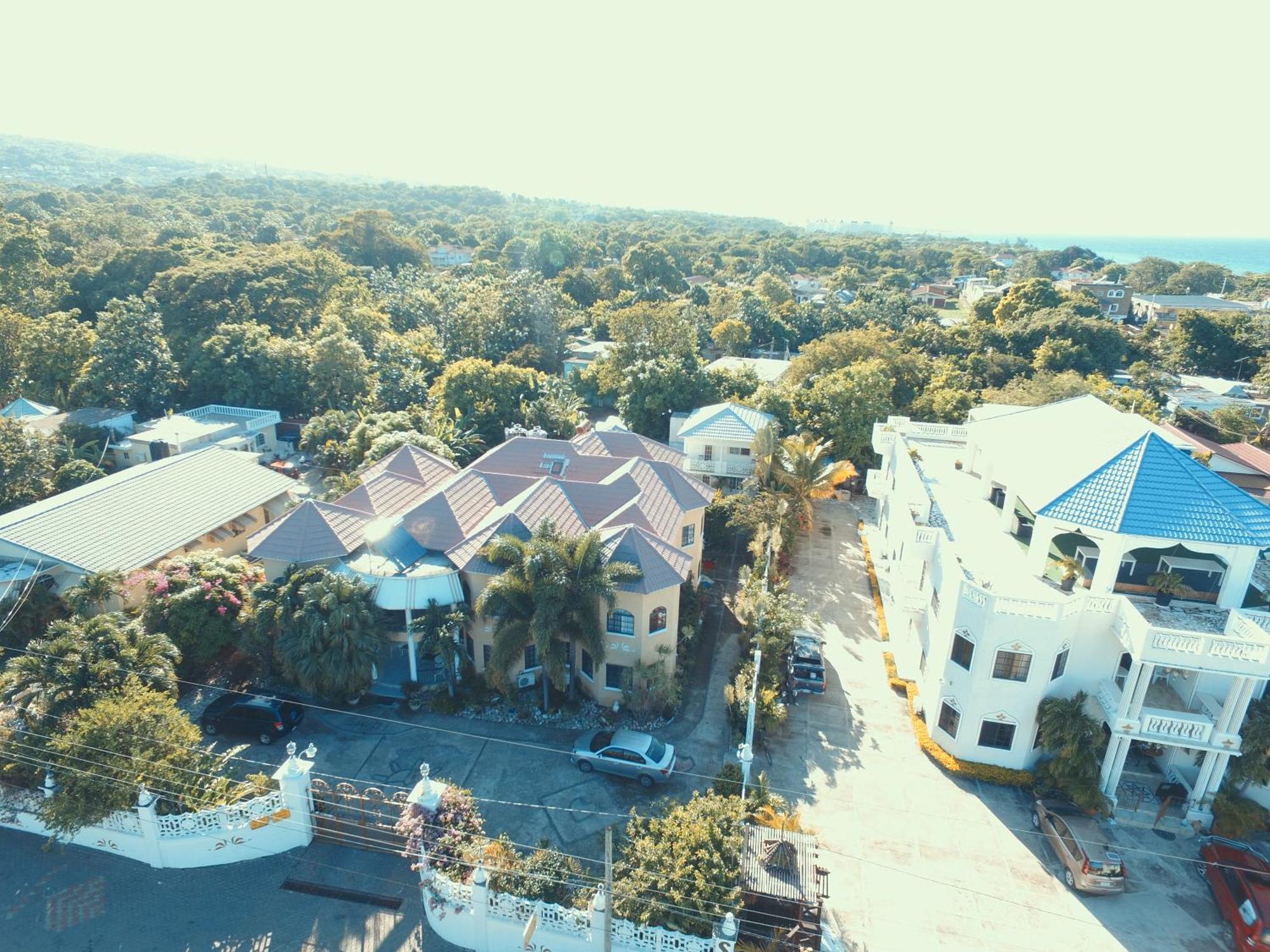 Little Savoy Guest House New Runaway Bay Ngoại thất bức ảnh