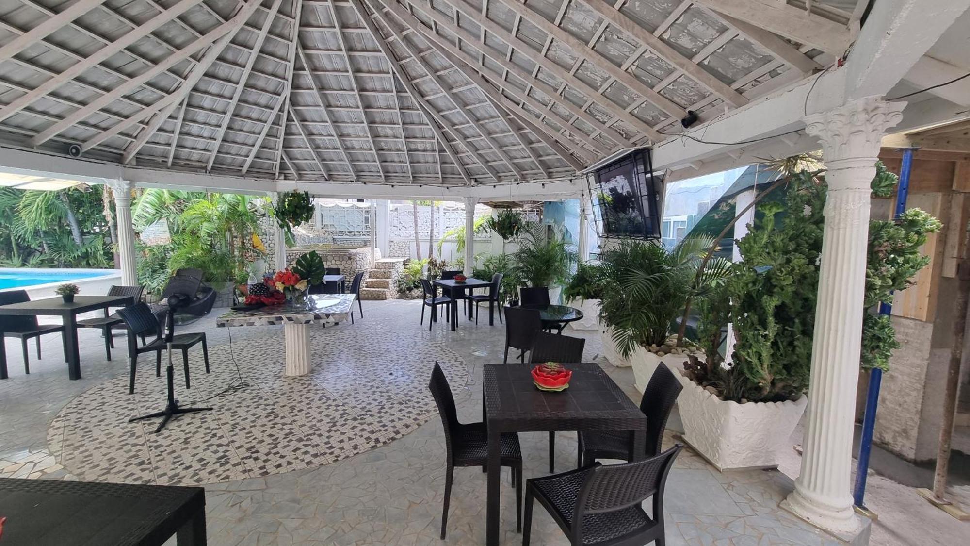 Little Savoy Guest House New Runaway Bay Ngoại thất bức ảnh