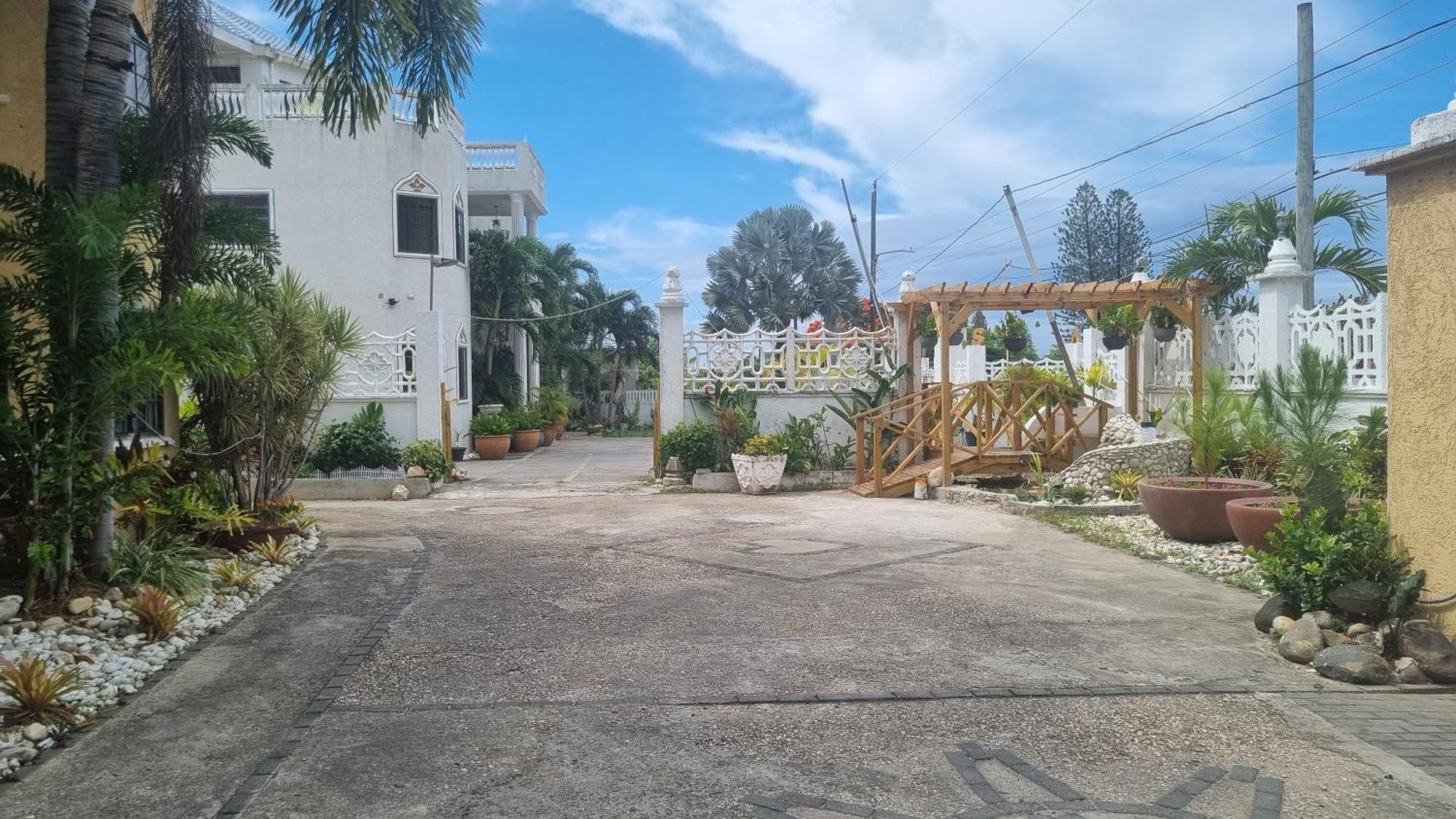 Little Savoy Guest House New Runaway Bay Ngoại thất bức ảnh