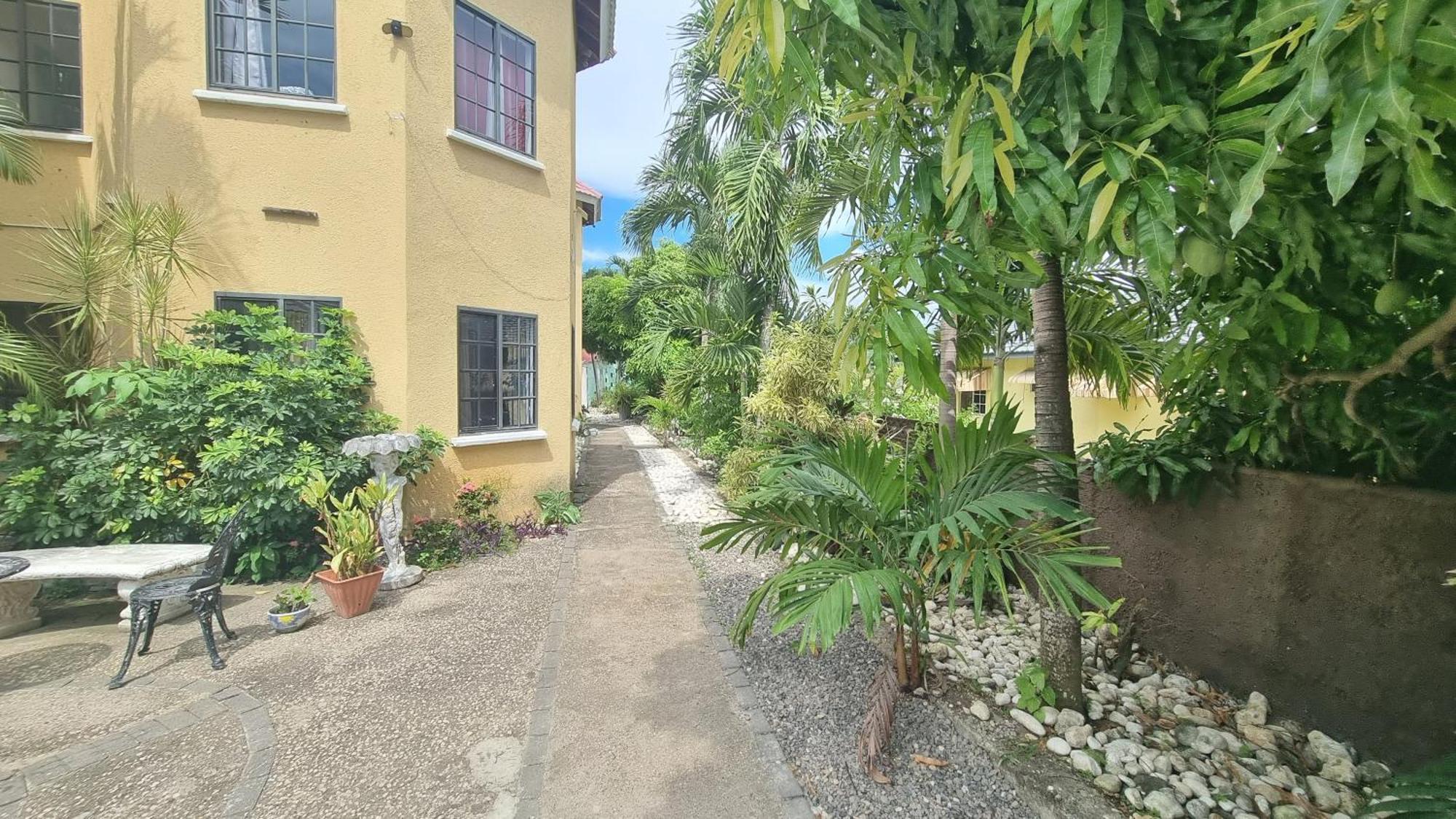 Little Savoy Guest House New Runaway Bay Ngoại thất bức ảnh