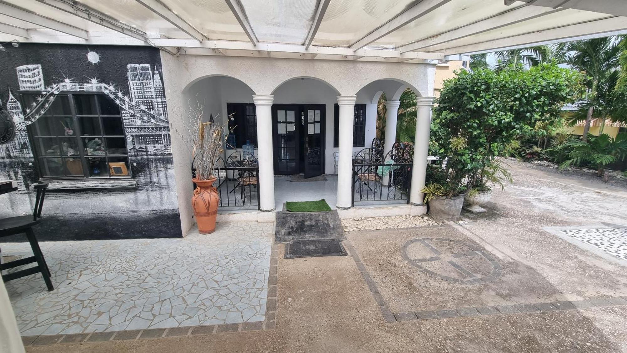 Little Savoy Guest House New Runaway Bay Ngoại thất bức ảnh