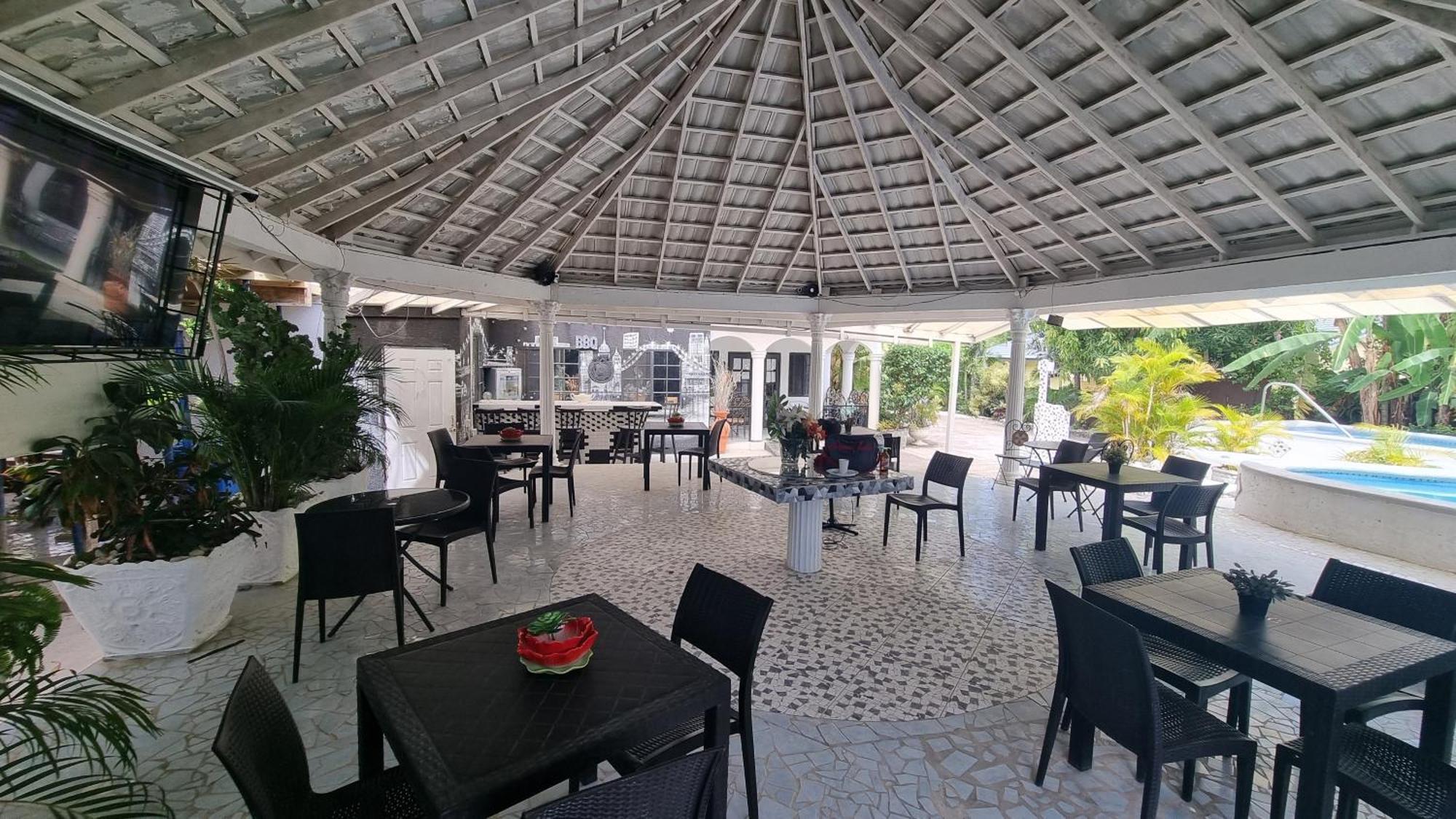 Little Savoy Guest House New Runaway Bay Ngoại thất bức ảnh