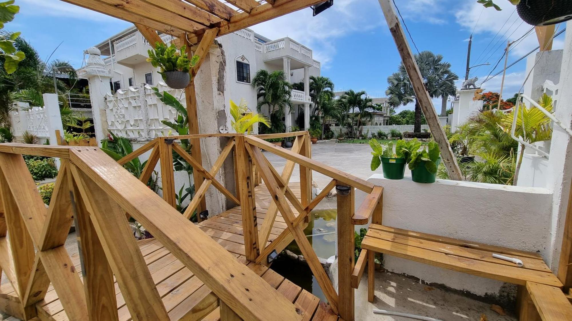 Little Savoy Guest House New Runaway Bay Ngoại thất bức ảnh