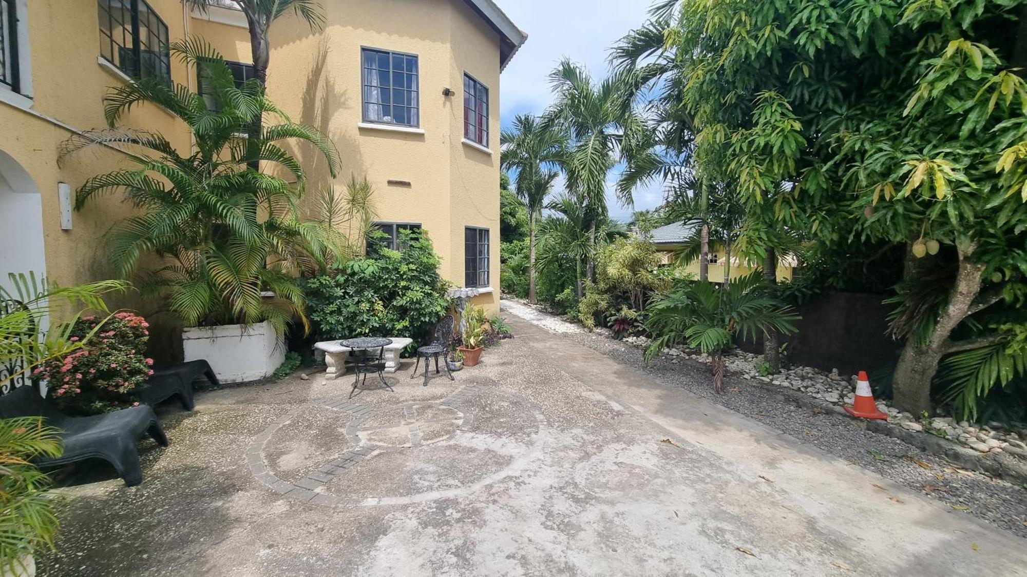 Little Savoy Guest House New Runaway Bay Ngoại thất bức ảnh