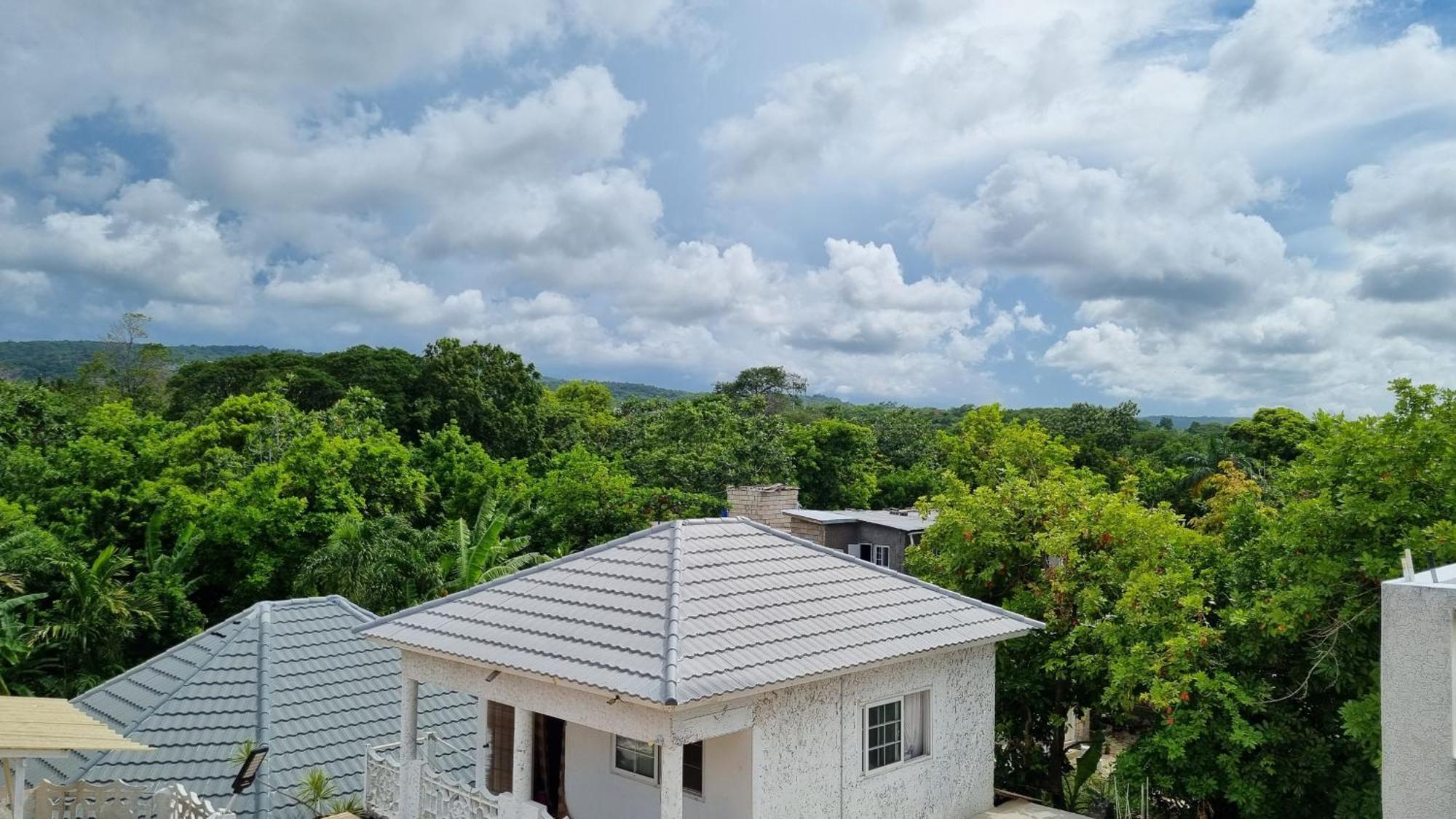 Little Savoy Guest House New Runaway Bay Ngoại thất bức ảnh
