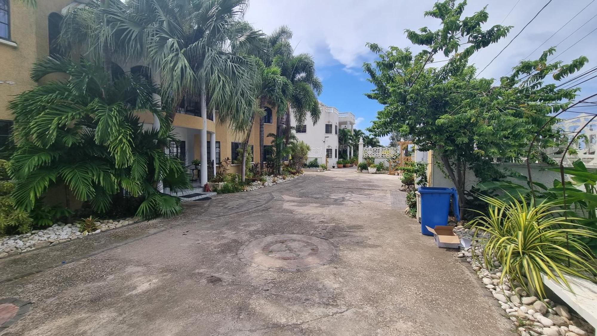Little Savoy Guest House New Runaway Bay Ngoại thất bức ảnh