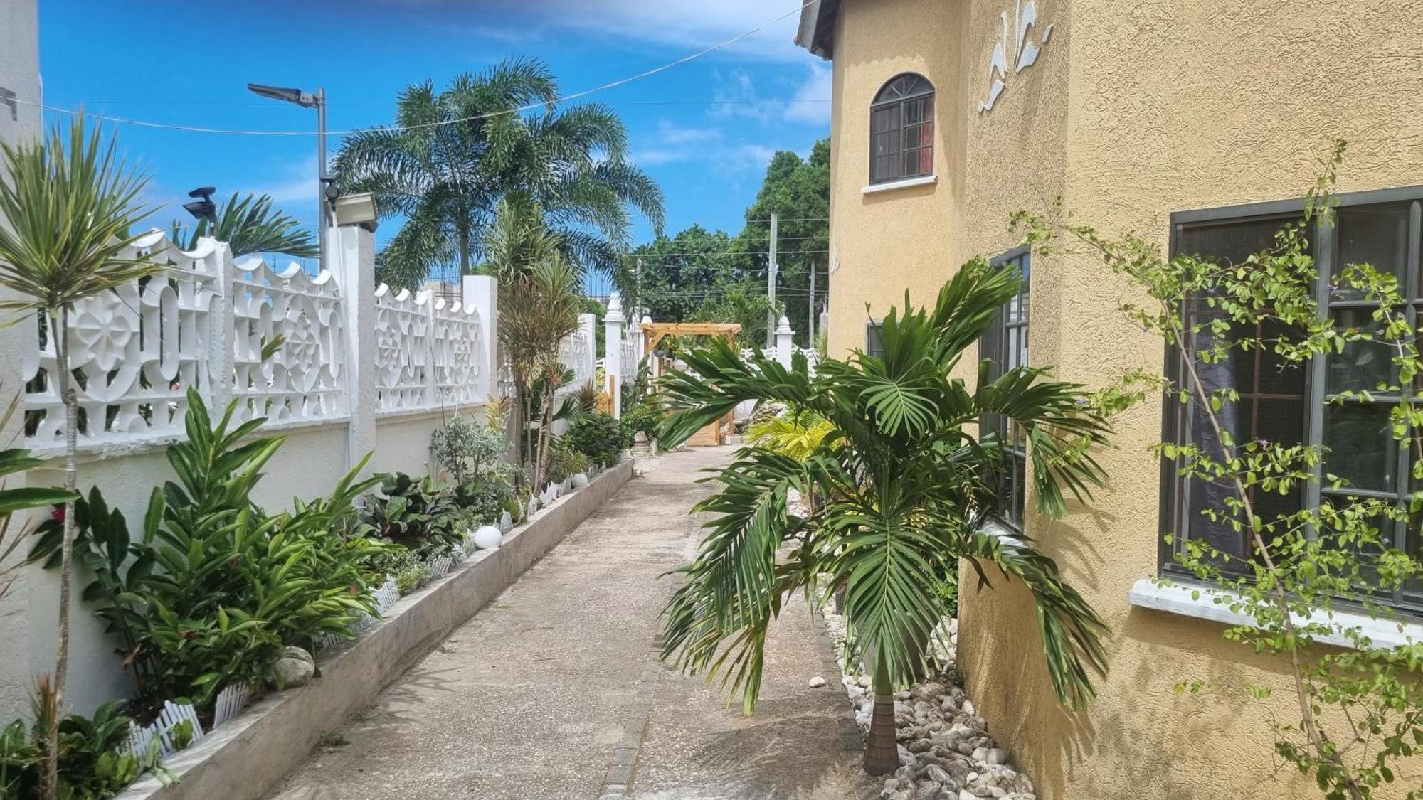Little Savoy Guest House New Runaway Bay Ngoại thất bức ảnh