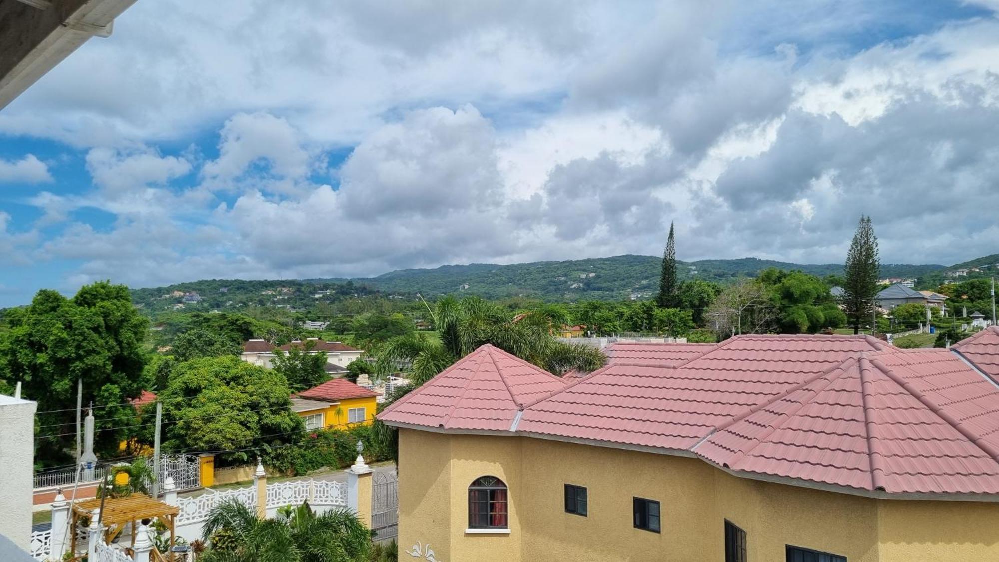 Little Savoy Guest House New Runaway Bay Ngoại thất bức ảnh